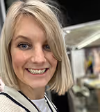 Coaching Klientin, Professionelles Porträtfoto vor hellem Hintergrund
